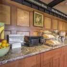 Entreprises 12 image QUALITY INN WADDLING DOG travel & tourism dans Saanichton BC