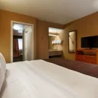 Entreprises 1 image SURESTAY HOTEL BY BEST WESTERN NORTH VANCOUVER CAPILANO travel & tourism dans North Vancouver BC