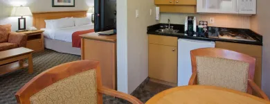 Entreprises 20 image HOLIDAY INN & SUITES NORTH VANCOUVER Wedding Venues dans North Vancouver BC