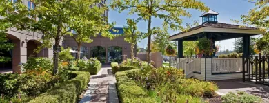 Entreprises 52 image HOLIDAY INN & SUITES NORTH VANCOUVER Wedding Venues dans North Vancouver BC