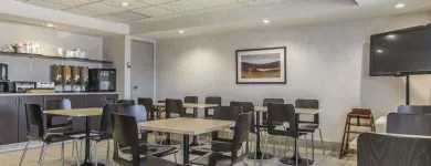 Business 20 image QUALITY SUITES travel & tourism in Laval QC