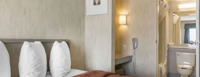 Business 22 image QUALITY SUITES travel & tourism in Laval QC