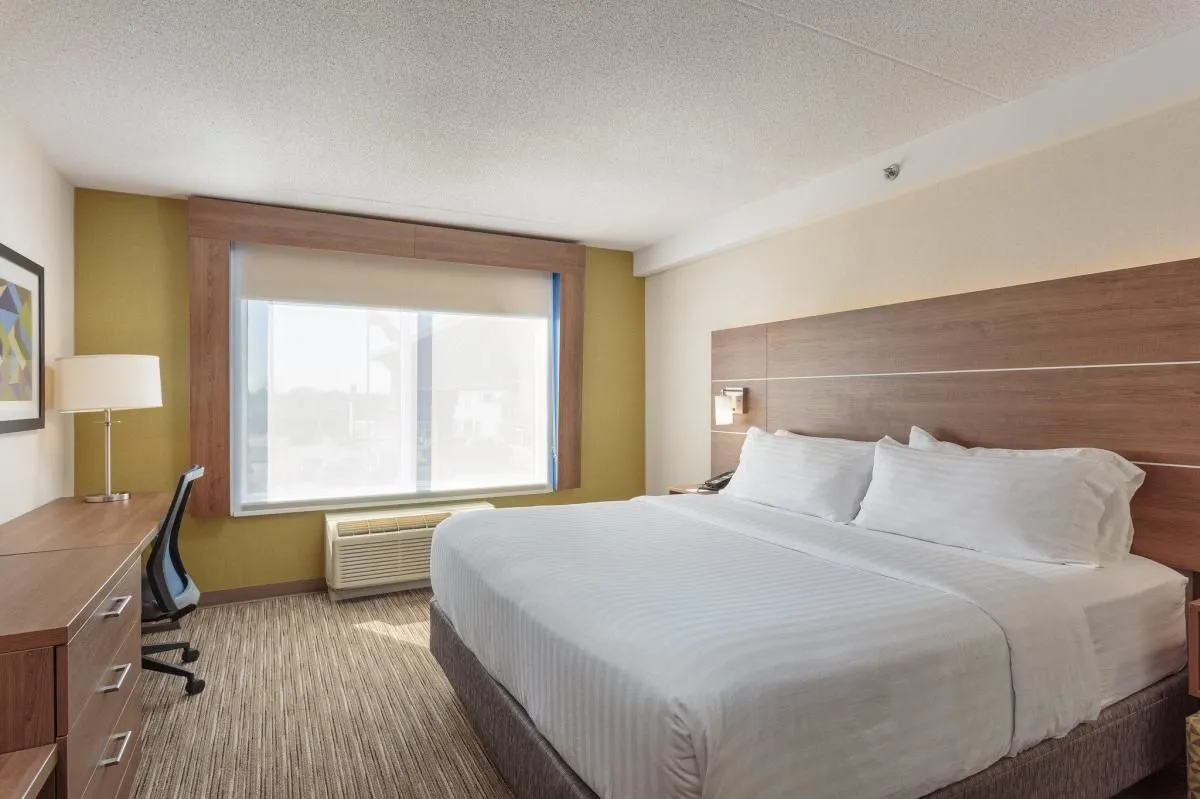 Business 25 image HOLIDAY INN EXPRESS & SUITES BELLEVILLE