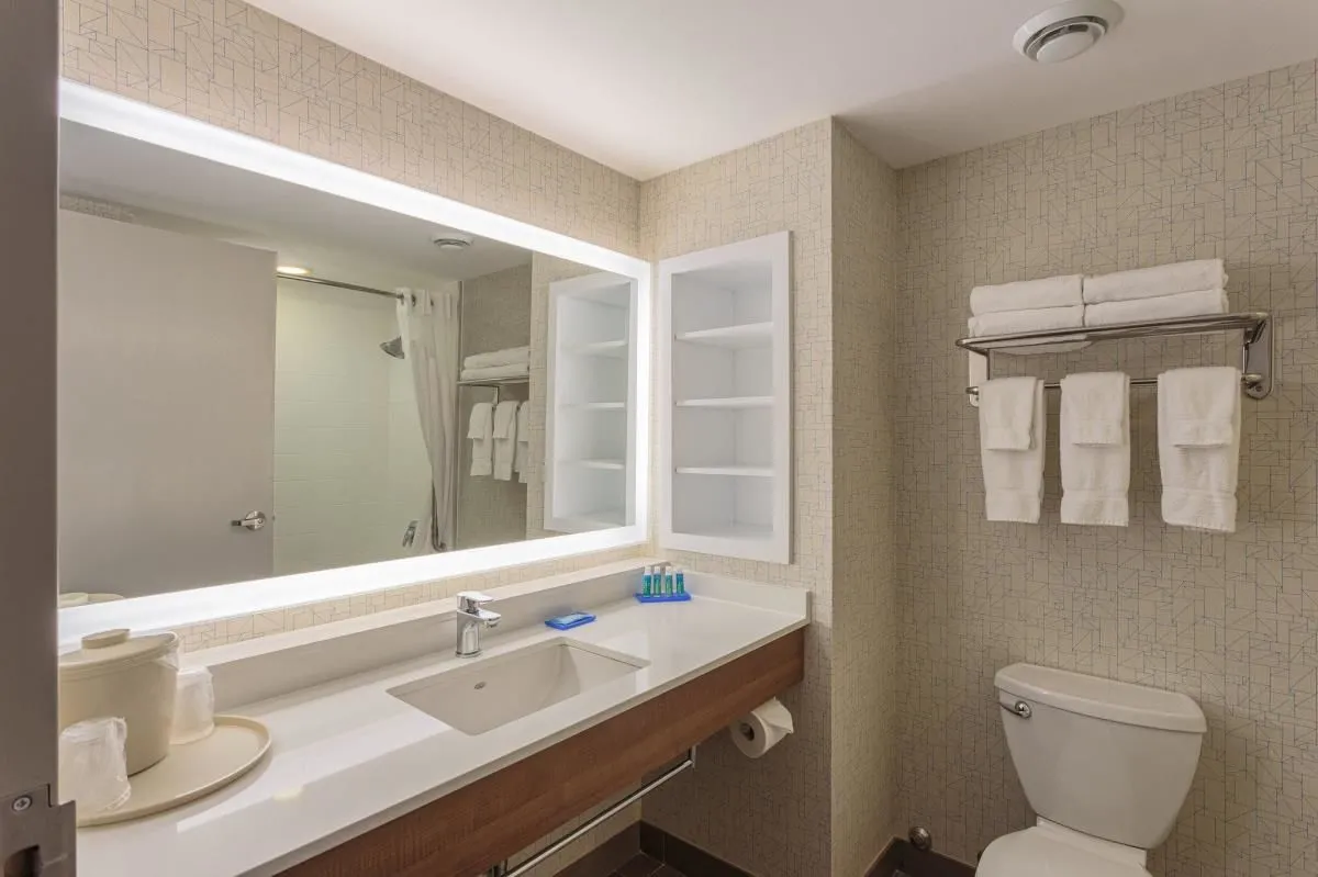 Business 6 image HOLIDAY INN EXPRESS & SUITES BELLEVILLE