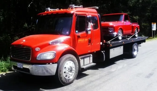 Business 3 image NANOOSE BAY TOWING & TRANSPORT